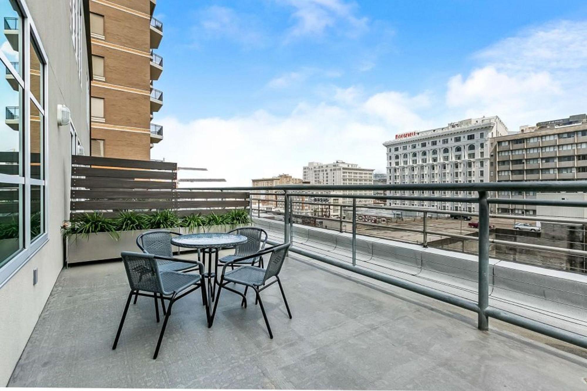 Upscale Condos And Penthouses Close To Canal And Bourbon St New Orleans Exterior foto
